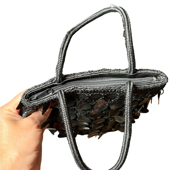 Small crochet/satin bag with hanging plastic shells. In excellent condition - Picture 4 of 5